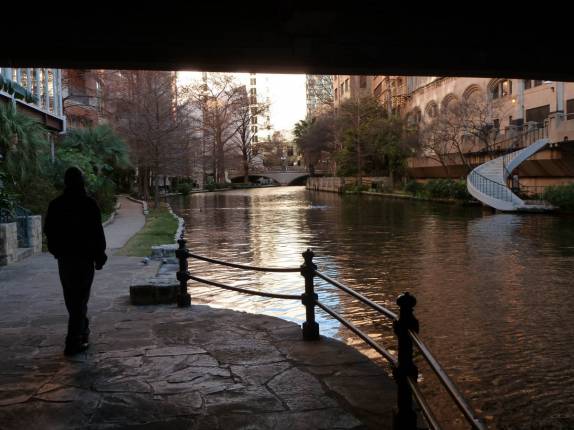 Caminhando pelo charmoso River Walk, no centro de San Antonio, no sul do Texas, nos Estados Unidos